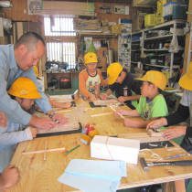 カンナの使い方を実演する