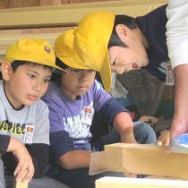 のこぎりを使ってみる