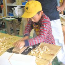 カンナで箸をけずる