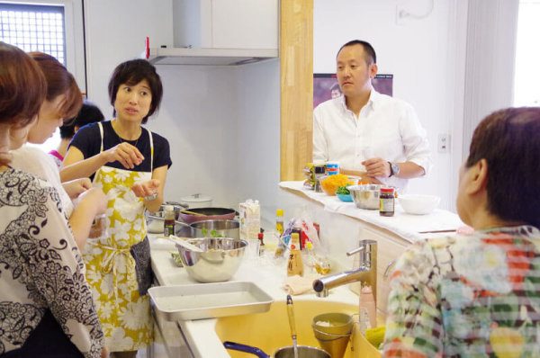 IHキッチンにて先生が説明中