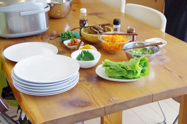 作った具材を整理してテーブルの上に並べる