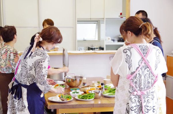 具材を参加者全員で盛りつけていく