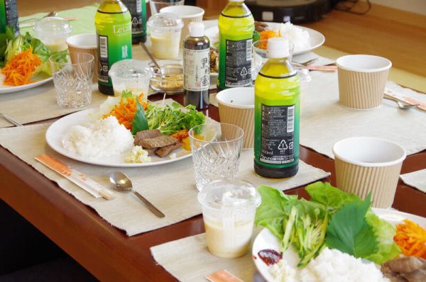 テーブルに料理を配膳する