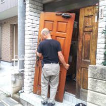 玄関ドアリフォーム工事中写真