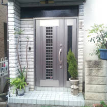 玄関ドアリフォーム後の写真