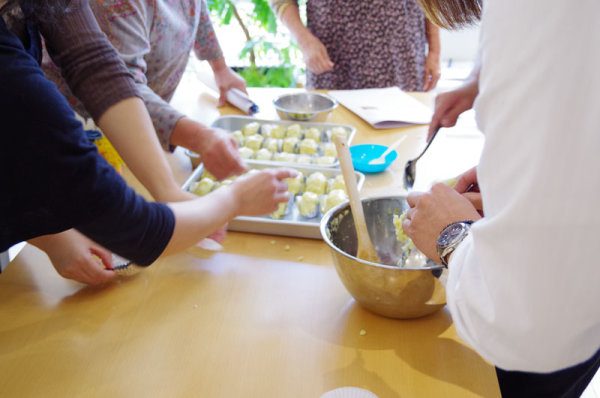 全員でデザートのスイートポテトを作っている様子