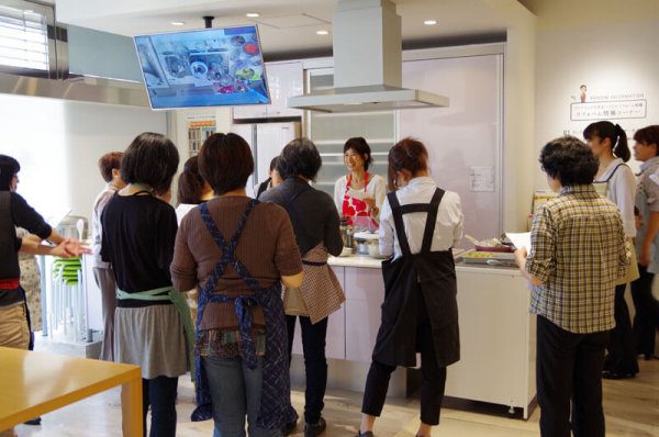 まずは先生から作り方を学ぶ