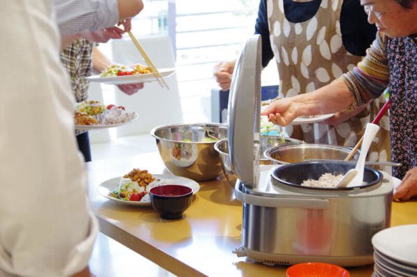 全員で盛り付けを行っている様子