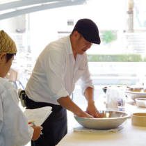 講師が蕎麦粉をこねるやり方を実演する1