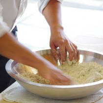 講師が蕎麦粉をこねるやり方を実演する2