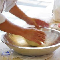 講師が蕎麦粉をこねるやり方を実演する3