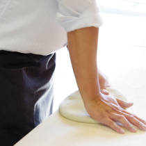 講師が蕎麦粉をこねるやり方を実演する4