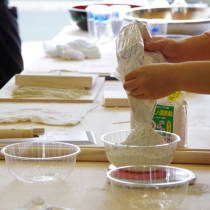 参加者が蕎麦粉の計量を行う