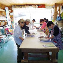 参加者が水まわしをする