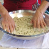 参加者が水まわしをする2