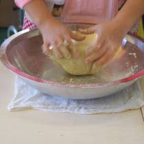 参加者が水まわしの終わったそば粉を練る