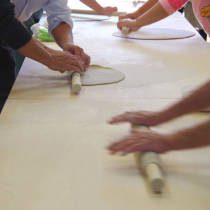 参加者がめん棒を使って丸だしする