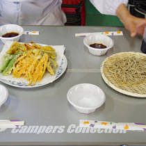 出来上った天ぷらと蕎麦が並べられる