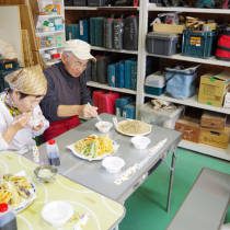 参加者が茹であがった蕎麦を試食する