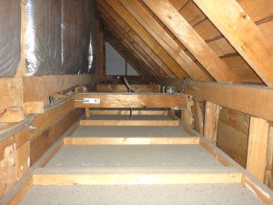 耐震リフォームの前の耐震診断の写真（屋根裏）