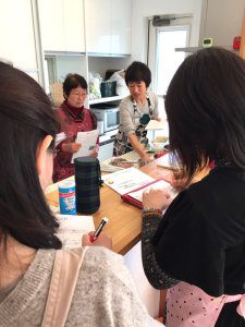 最初に講師からレシピの説明をうける様子