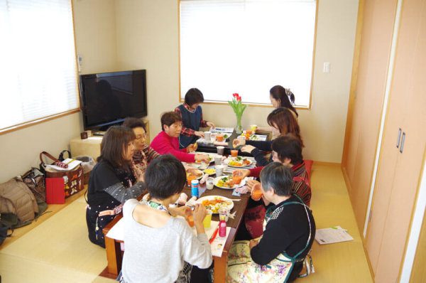 参加者全員が試食する様子