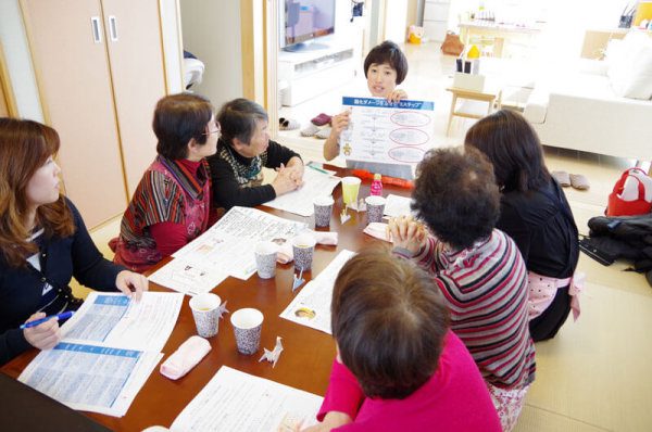 講師からアンチエイジングの方法についてレクチャーを受ける様子