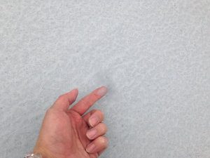 屋上防水リフォーム前(床面を触ると指が白くなる)