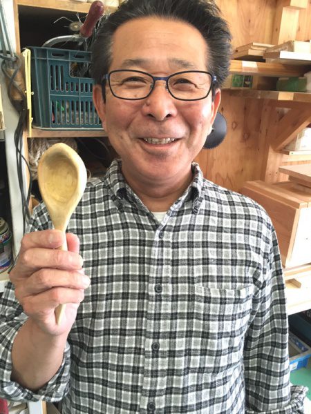 出来上ったスプーンを片手に笑顔で写真をとる