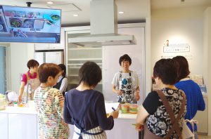 料理のレクチャー中