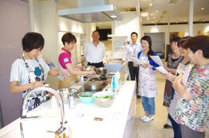 実際に料理をその場で作ります