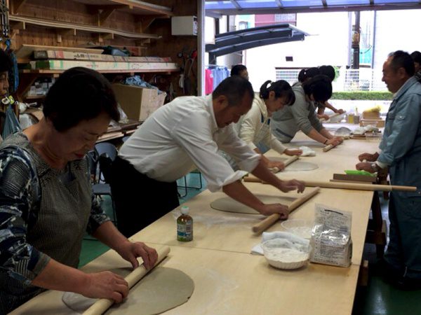 全員でそば打ちを実践中