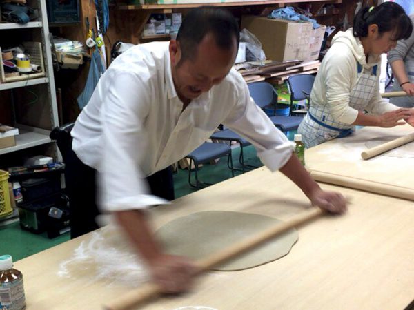 そば打ち実践中の水品専務
