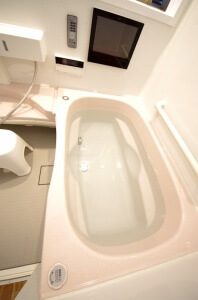 リフォーム後の浴槽。自動洗浄機能が付いている。