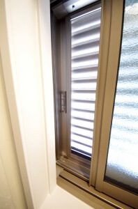 リフォーム後の浴室の窓。サッシが開閉するようになっている。