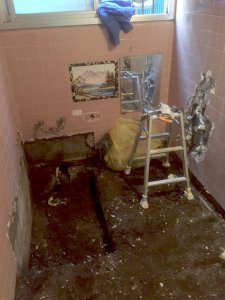 お風呂を取り外した後は、壁のタイルを剥がす