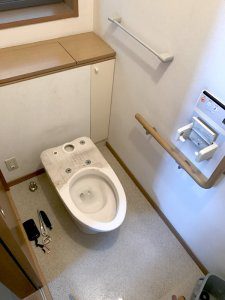 トイレの便器を分解している様子