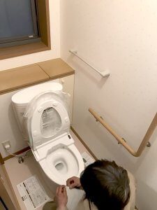 新しいトイレを設置している様子