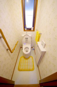 リフォーム後の２階のトイレを開いた様子